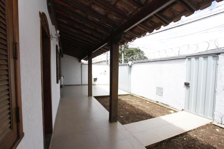 Casa à venda com 390m², 6 quartos e 2 vagasEntrada