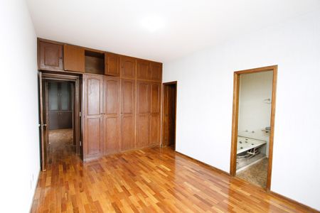 Casa à venda com 390m², 6 quartos e 2 vagasQuarto 4 - Suíte