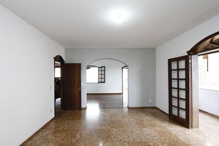Casa à venda com 390m², 6 quartos e 2 vagasSala de Jantar