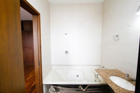 Casa à venda com 390m², 6 quartos e 2 vagasBanheiro 2 da Suíte 