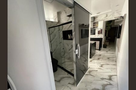 Banheiro de kitnet/studio para alugar com 1 quarto, 43m² em Copacabana, Rio de Janeiro