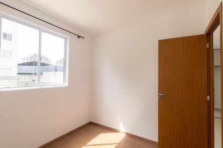 Quarto 1 de apartamento para alugar com 2 quartos, 44m² em Xaxim, Curitiba