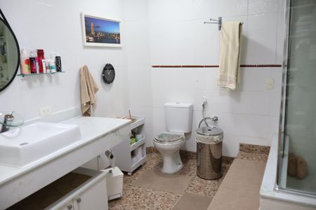 Casa à venda com 205m², 3 quartos e 2 vagasBanheiro suíte