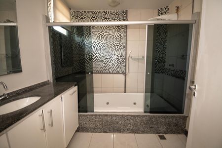 Casa de condomínio para alugar com 190m², 3 quartos e 3 vagasBanheiro da Suíte