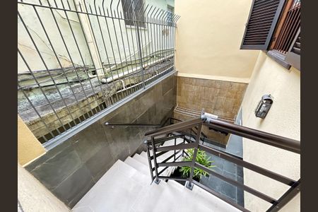 Casa de condomínio à venda com 196m², 4 quartos e 2 vagasEscada