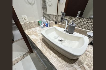 Casa de condomínio à venda com 196m², 4 quartos e 2 vagasBanheiro 1