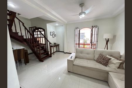 Casa de condomínio à venda com 196m², 4 quartos e 2 vagasSala