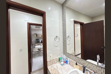 Casa de condomínio à venda com 196m², 4 quartos e 2 vagasBanheiro 1