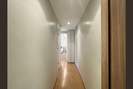 Apartamento à venda com 77m², 2 quartos e 2 vagasCorredor
