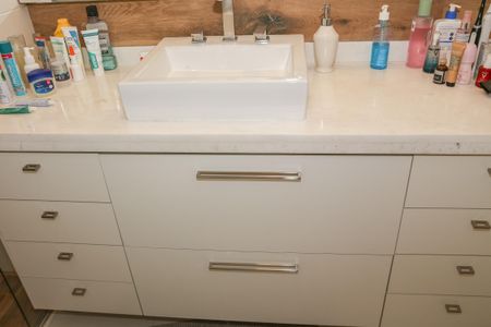 Apartamento à venda com 80m², 2 quartos e 2 vagasBanheiro da Suíte