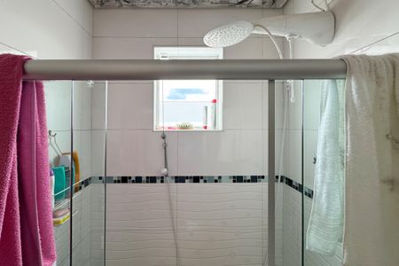 Casa à venda com 76m², 2 quartos e 2 vagasBanheiro - Suíte 