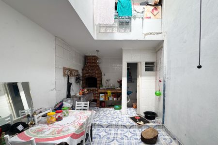 Casa à venda com 76m², 2 quartos e 2 vagasQuintal