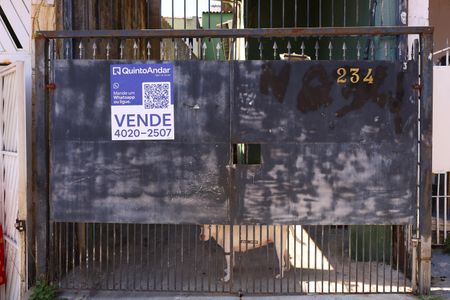 Casa à venda com 250m², 4 quartos e 4 vagasPlaca instalada no portão do imóvel - Código da placa: HBJM-75