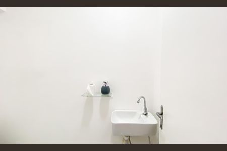 Casa à venda com 107m², 2 quartos e 2 vagasBanheiro de serviço