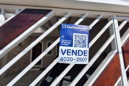 Casa à venda com 259m², 3 quartos e 2 vagas Casa à venda com 259m², 3 quartos e 2 vagasFachada
