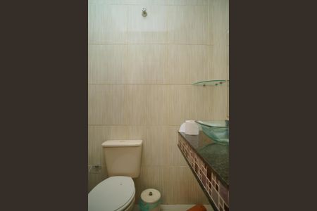 Casa de condomínio para alugar com 380m², 3 quartos e 1 vaga Casa de condomínio para alugar com 380m², 3 quartos e 1 vagaBanheiro externo