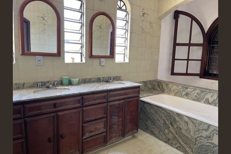 Casa de condomínio para alugar com 600m², 4 quartos e 4 vagas