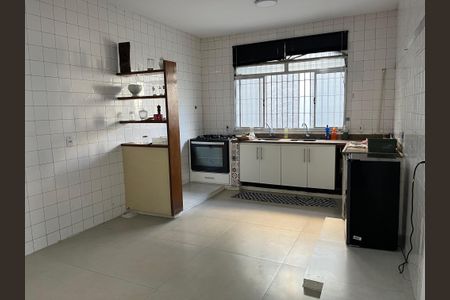 Casa de condomínio para alugar com 600m², 4 quartos e 4 vagas