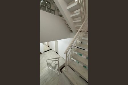 Casa à venda com 320m², 4 quartos e 2 vagasEscada