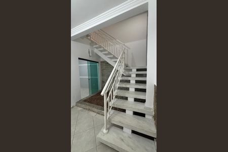 Casa à venda com 320m², 4 quartos e 2 vagasEscada