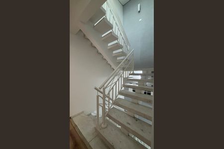 Casa à venda com 320m², 4 quartos e 2 vagasEscada