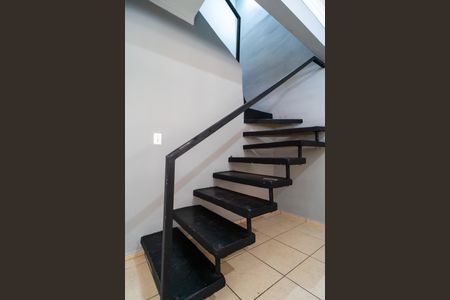 Casa de condomínio para alugar com 116m², 4 quartos e 2 vagas Casa de condomínio para alugar com 116m², 4 quartos e 2 vagasEscada