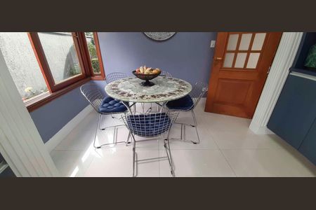 Casa de condomínio à venda com 560m², 4 quartos e 5 vagas Casa de condomínio à venda com 560m², 4 quartos e 5 vagasCozinha