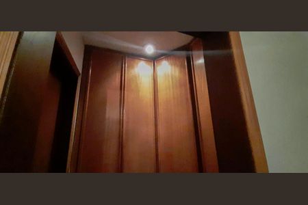 Casa de condomínio à venda com 560m², 4 quartos e 5 vagas Casa de condomínio à venda com 560m², 4 quartos e 5 vagasCloset da suíte