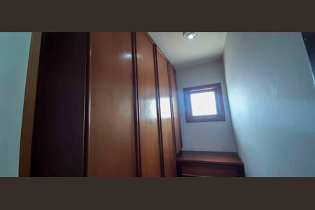 Casa de condomínio à venda com 560m², 4 quartos e 5 vagas Casa de condomínio à venda com 560m², 4 quartos e 5 vagasCloset da Suíte 2