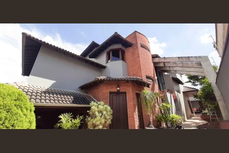 Casa de condomínio à venda com 560m², 4 quartos e 5 vagas Casa de condomínio à venda com 560m², 4 quartos e 5 vagasFachada