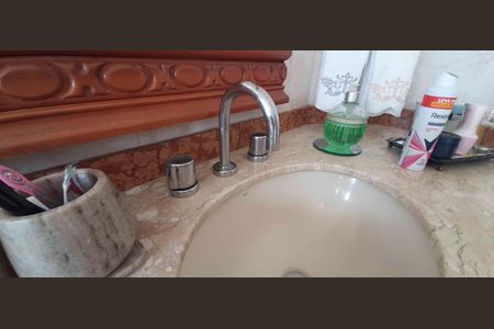 Casa de condomínio à venda com 560m², 4 quartos e 5 vagas Casa de condomínio à venda com 560m², 4 quartos e 5 vagasBanheiro da Suíte 2