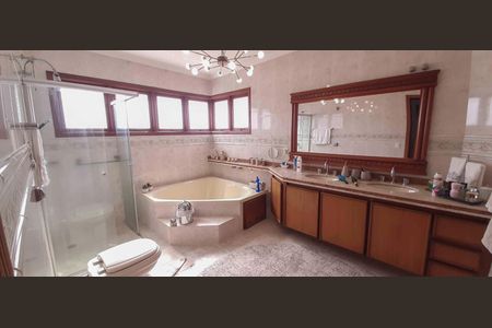 Casa de condomínio à venda com 560m², 4 quartos e 5 vagas Casa de condomínio à venda com 560m², 4 quartos e 5 vagasBanheiro da Suíte 2