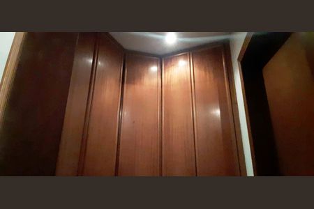 Casa de condomínio à venda com 560m², 4 quartos e 5 vagas Casa de condomínio à venda com 560m², 4 quartos e 5 vagasCloset da Suíte 3