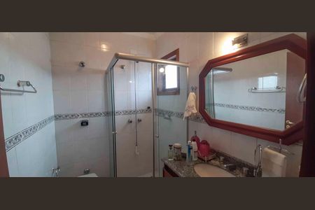 Casa de condomínio à venda com 560m², 4 quartos e 5 vagas Casa de condomínio à venda com 560m², 4 quartos e 5 vagasBanheiro da Suíte 1