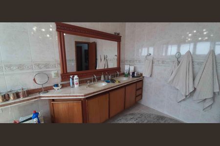 Casa de condomínio à venda com 560m², 4 quartos e 5 vagas Casa de condomínio à venda com 560m², 4 quartos e 5 vagasBanheiro da Suíte 2