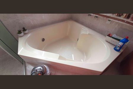 Casa de condomínio à venda com 560m², 4 quartos e 5 vagas Casa de condomínio à venda com 560m², 4 quartos e 5 vagasBanheiro da Suíte 2