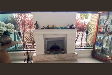 Casa de condomínio à venda com 560m², 4 quartos e 5 vagas Casa de condomínio à venda com 560m², 4 quartos e 5 vagasSala