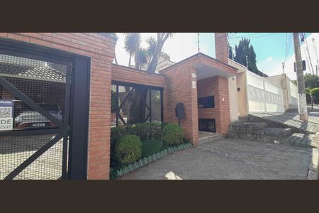 Casa de condomínio à venda com 560m², 4 quartos e 5 vagas Casa de condomínio à venda com 560m², 4 quartos e 5 vagasFachada