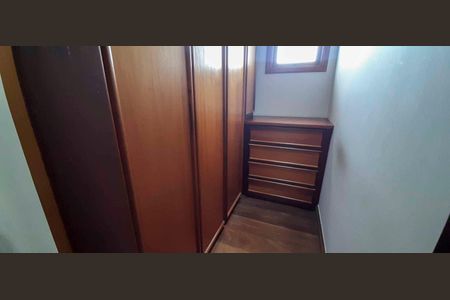 Casa de condomínio à venda com 560m², 4 quartos e 5 vagas Casa de condomínio à venda com 560m², 4 quartos e 5 vagasCloset da Suíte 2