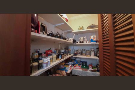 Casa de condomínio à venda com 560m², 4 quartos e 5 vagas Casa de condomínio à venda com 560m², 4 quartos e 5 vagasDespensa