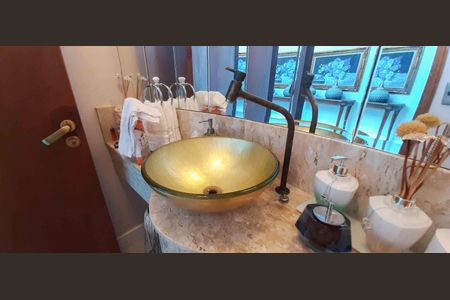 Casa de condomínio à venda com 560m², 4 quartos e 5 vagas Casa de condomínio à venda com 560m², 4 quartos e 5 vagasLavabo