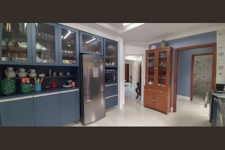 Casa de condomínio à venda com 560m², 4 quartos e 5 vagas Casa de condomínio à venda com 560m², 4 quartos e 5 vagasCozinha