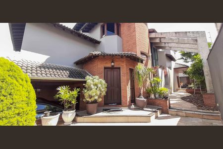 Casa de condomínio à venda com 560m², 4 quartos e 5 vagas Casa de condomínio à venda com 560m², 4 quartos e 5 vagasFachada