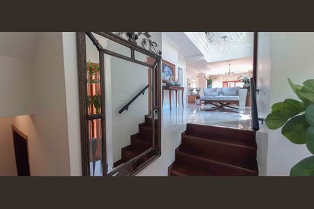 Casa de condomínio à venda com 560m², 4 quartos e 5 vagas Casa de condomínio à venda com 560m², 4 quartos e 5 vagasSala