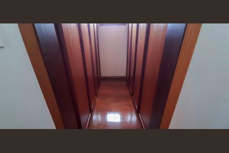 Casa de condomínio à venda com 560m², 4 quartos e 5 vagas Casa de condomínio à venda com 560m², 4 quartos e 5 vagasCloset da Suíte 2