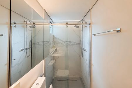 Apartamento à venda com 77m², 1 quarto e 2 vagas Apartamento à venda com 77m², 1 quarto e 2 vagasBanheiro da Suíte