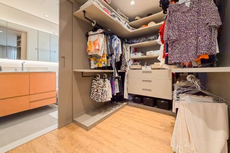 Apartamento à venda com 77m², 1 quarto e 2 vagas Apartamento à venda com 77m², 1 quarto e 2 vagasCloset da Suíte