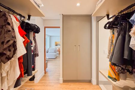 Apartamento à venda com 77m², 1 quarto e 2 vagas Apartamento à venda com 77m², 1 quarto e 2 vagasCloset da Suíte