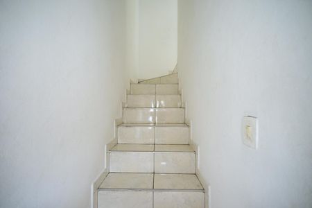 Casa para alugar com 60m², 2 quartos e 1 vagaEscada