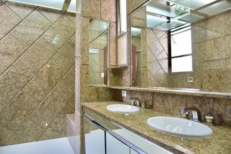 Apartamento para alugar com 370m², 6 quartos e 4 vagasSuíte 1 - Banheiro